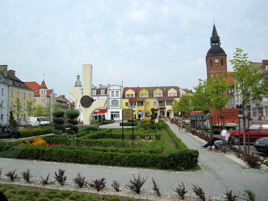 File:Biskupiec - Plac Wolności.jpg