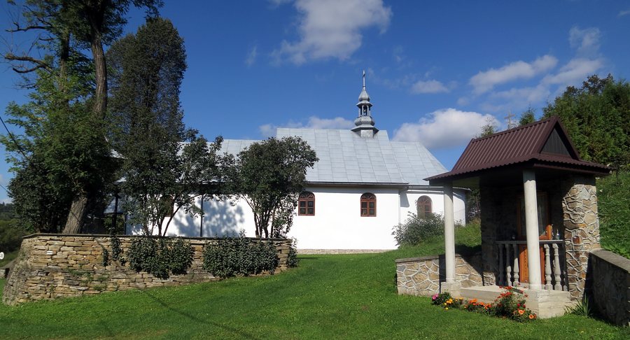 File:Zwierzyn, ob. kościół rzym.-kat. i kapliczka.JPG