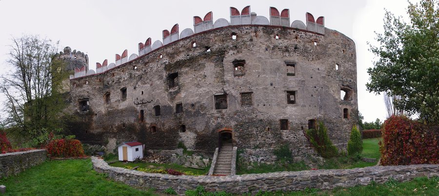 File:Zamek Bolków - Wschodnia ściana - panorama.JPG