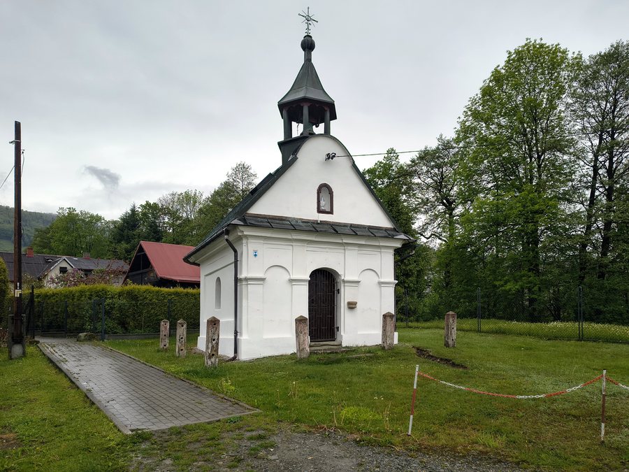 File:Meszna, kapliczka Matki Bożej Siewnej 01.jpg