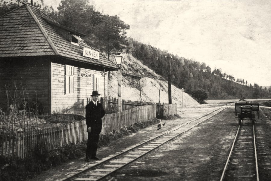 File:Stacja klejowa w Kalinie Wielkiej - Narrow gauge railway station in Kalina Wielka.jpg