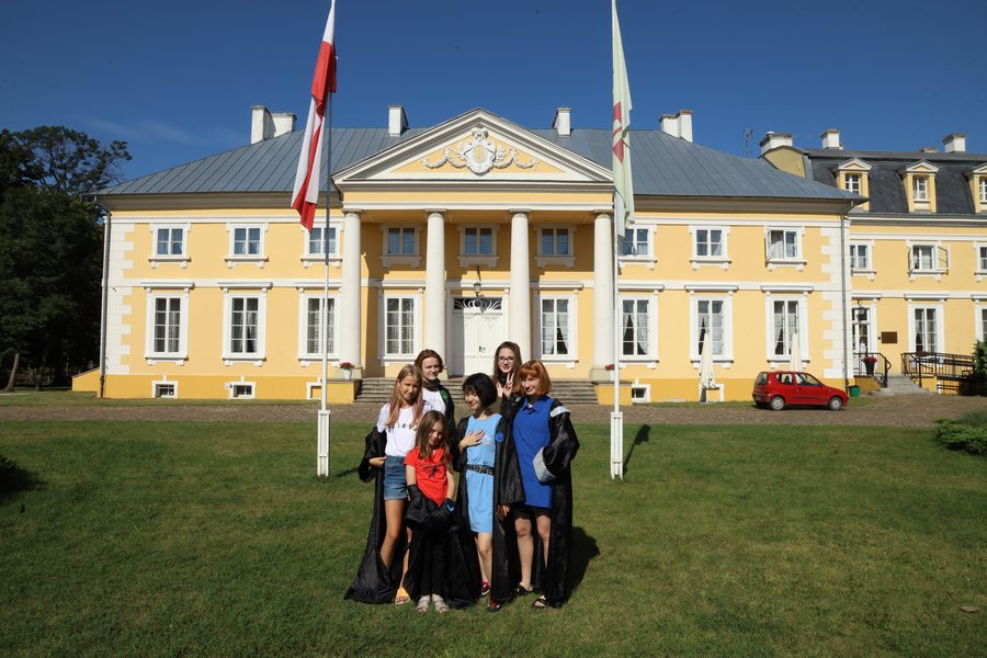 File:Kolonie letnie w Pałacu Racot.jpg