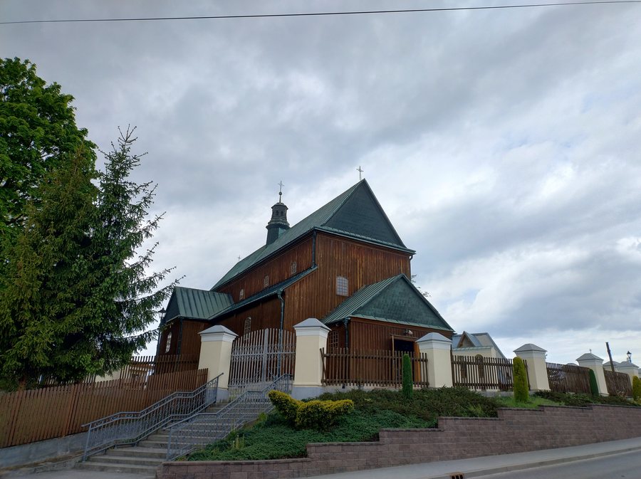 File:Dąbrowa Tarnowska (kościół Wszystkich Świętych) 01.jpg