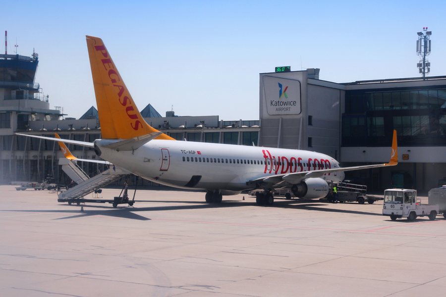 File:12 Low cost airline - Boeing 737-800 of Pegasus in Katowice Airport, Poland.jpg