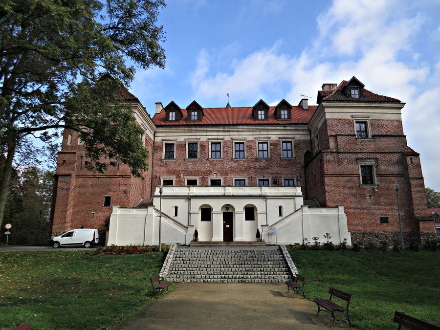 File:Uniejów, zamek od parku.JPG