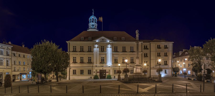 File:Oleśnica - Ratusz nocą.jpg