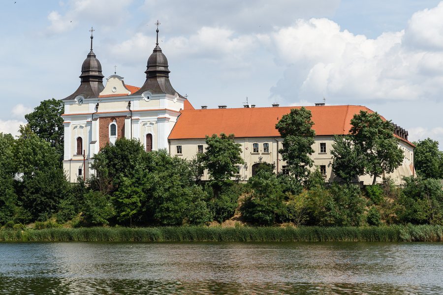File:Klasztor Benedyktynów w Mogilnie.jpg