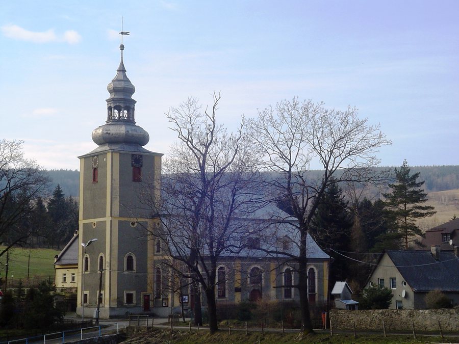 File:Kościól w Leszczyńcu.JPG