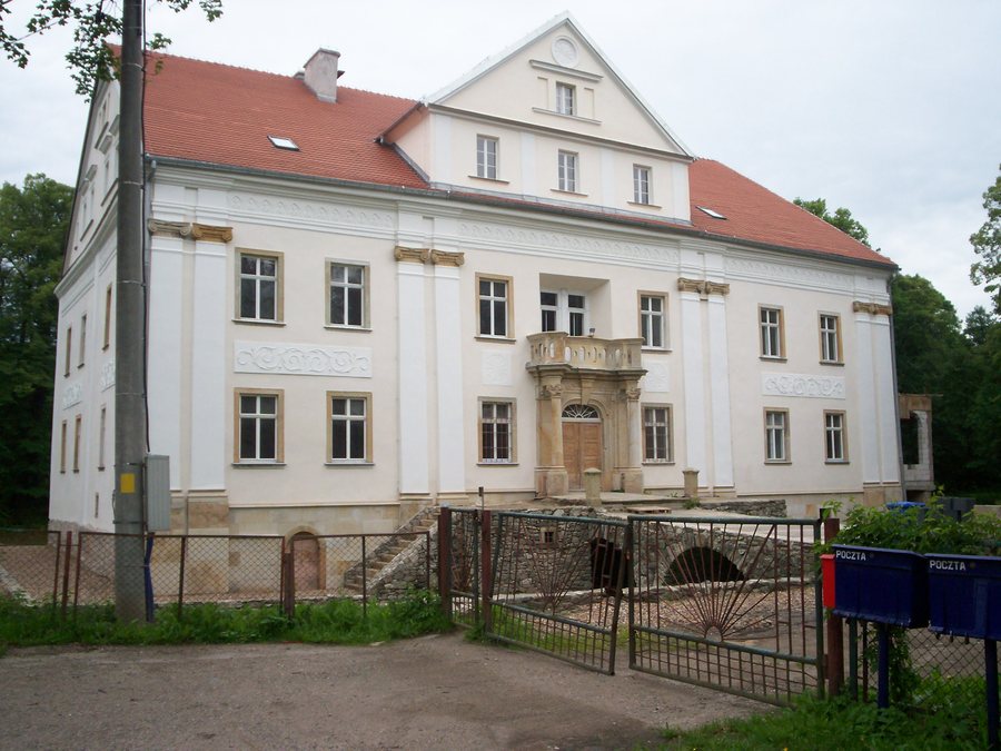 File:Ciechanowice pałac.JPG