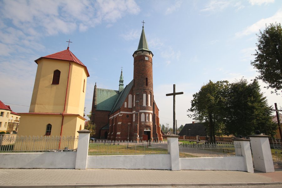 File:Drzewica, kościół par. p.w. św. Łukasza Ewangelisty 01.JPG
