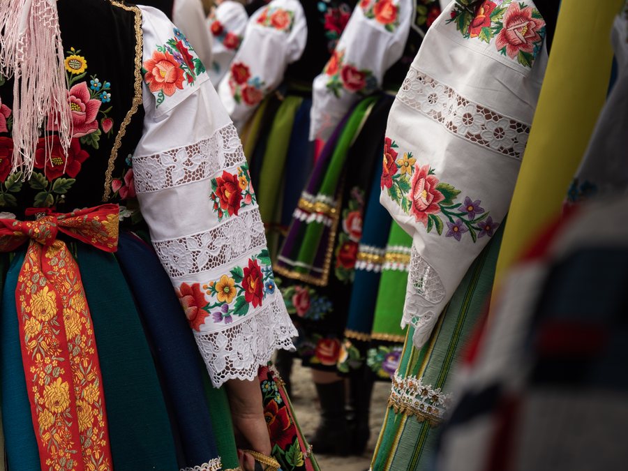 Łowicz traditional costume, Poland 01.jpg