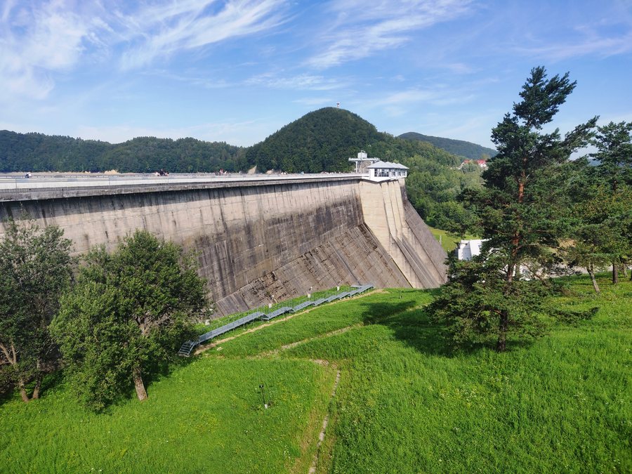 File:Solina Dam (1).jpg