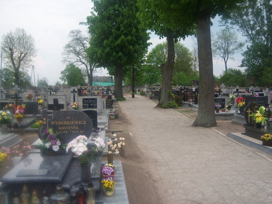 File:Cmentarz przy kościele.JPG