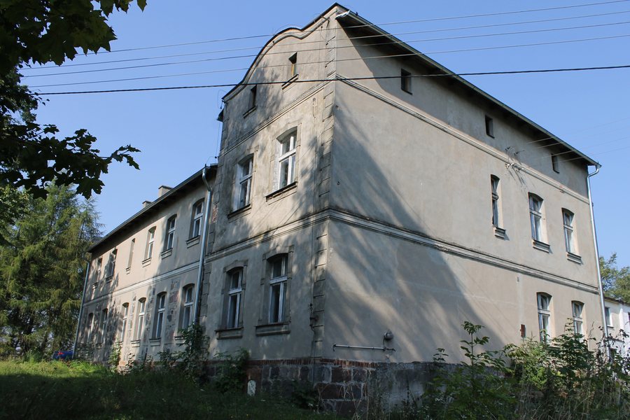 File:Rajgród-dwór1.JPG
