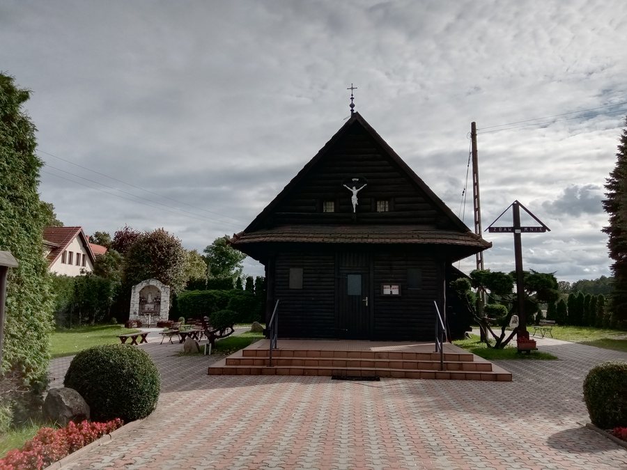 File:Zabytkowy Drewniany Kościół w Pawełkach 1.1.jpg