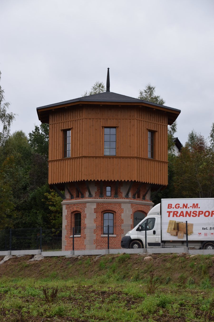 File:Wieża wodna Miechucino.jpg