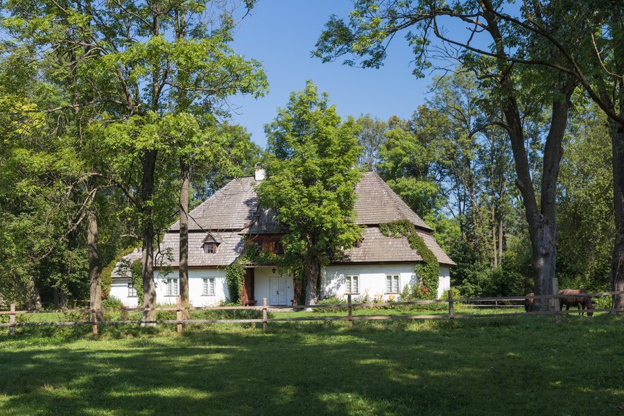 File:2020 Powiat nowotarski, Łopuszna, Dwór 01.jpg