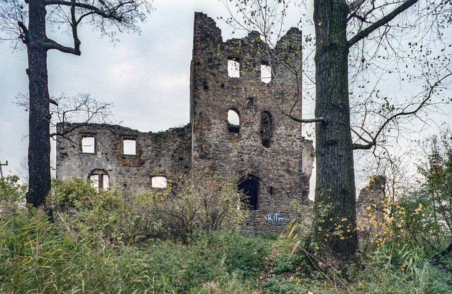 File:Chudow Castle Ruin.jpg