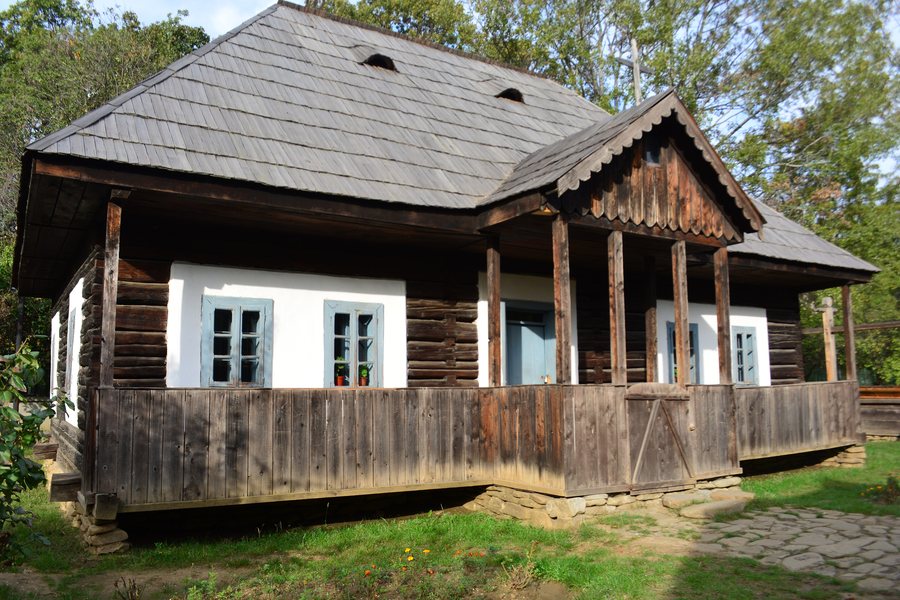 File:Homestead from Fundu Moldovei, Suceava in Village Museum, Bucharest - 01.jpg