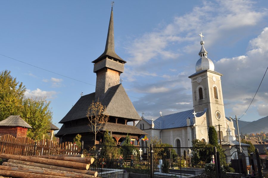 File:Biserica de lemn Sfintii Arhangheli din Borsa (188).JPG