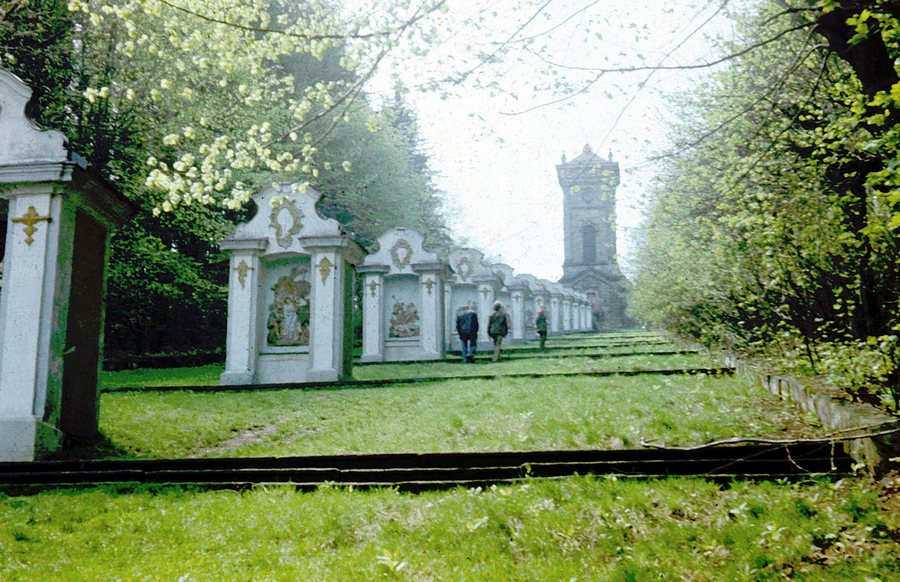 File:Jiřetín pod Jedlovou, stations of the cross.jpg