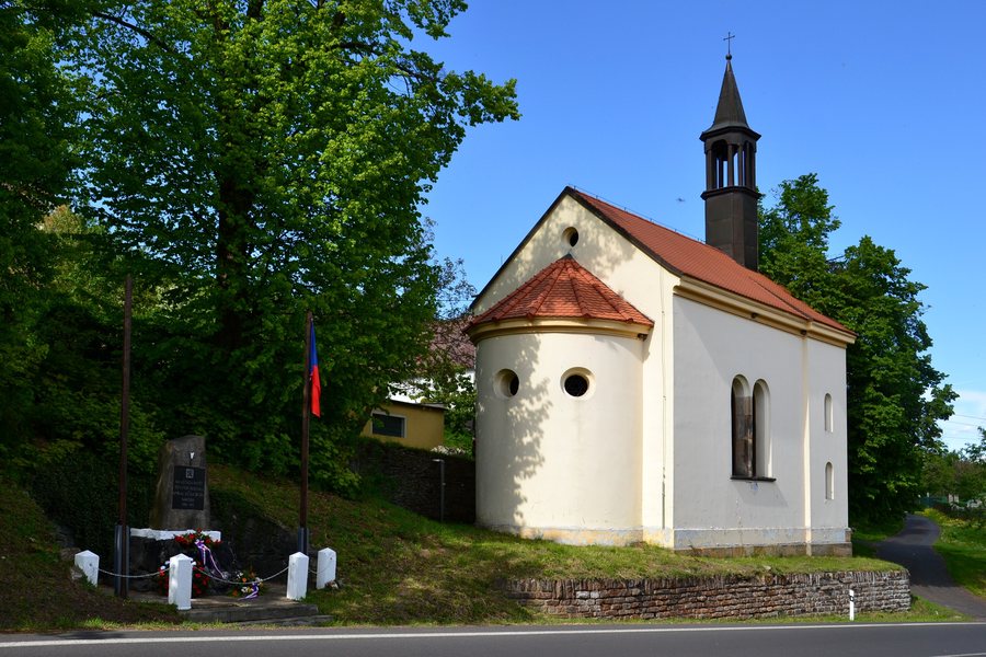 File:Domina (Křimov) - kaple Povýšení svatého Kříže.jpg