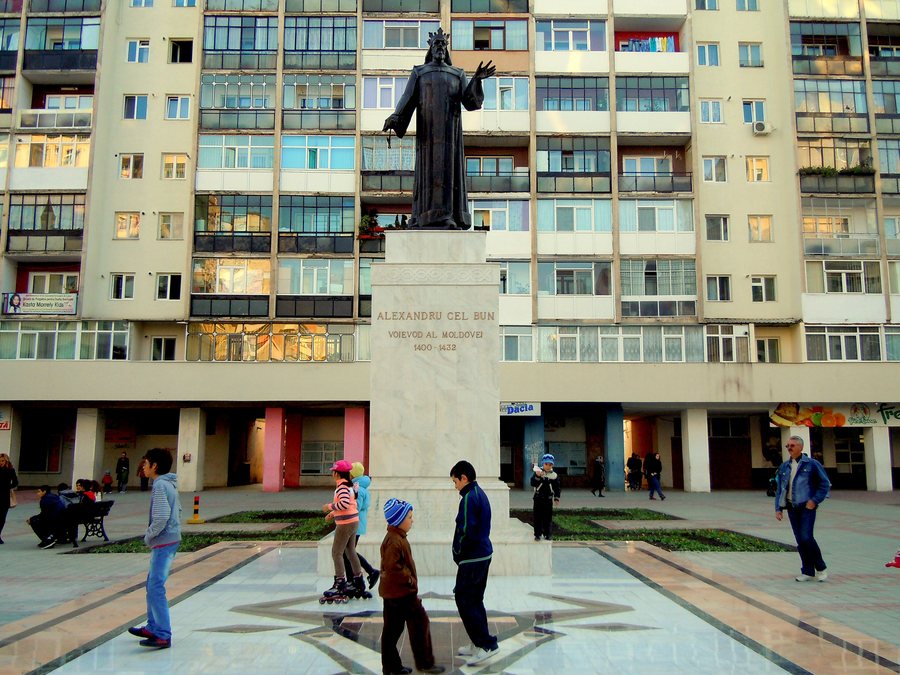 File:Alexandru cel Bun statue 1.jpg