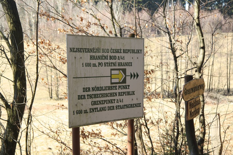 File:Footpath fingerpost to Northern point of Czech Republic near Severní, Lobendava, Děčin District.jpg