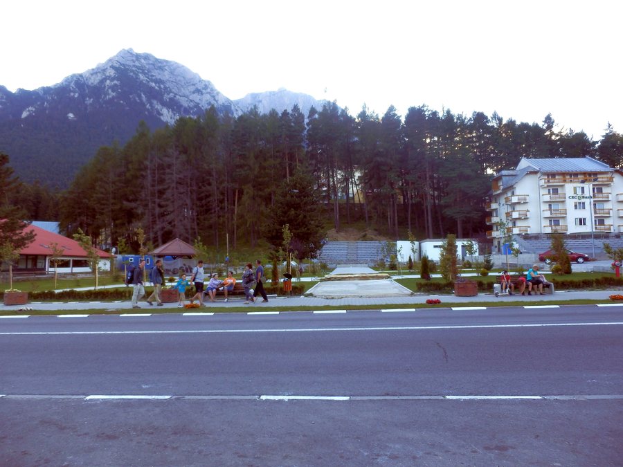 File:Bușteni (9369322457).jpg