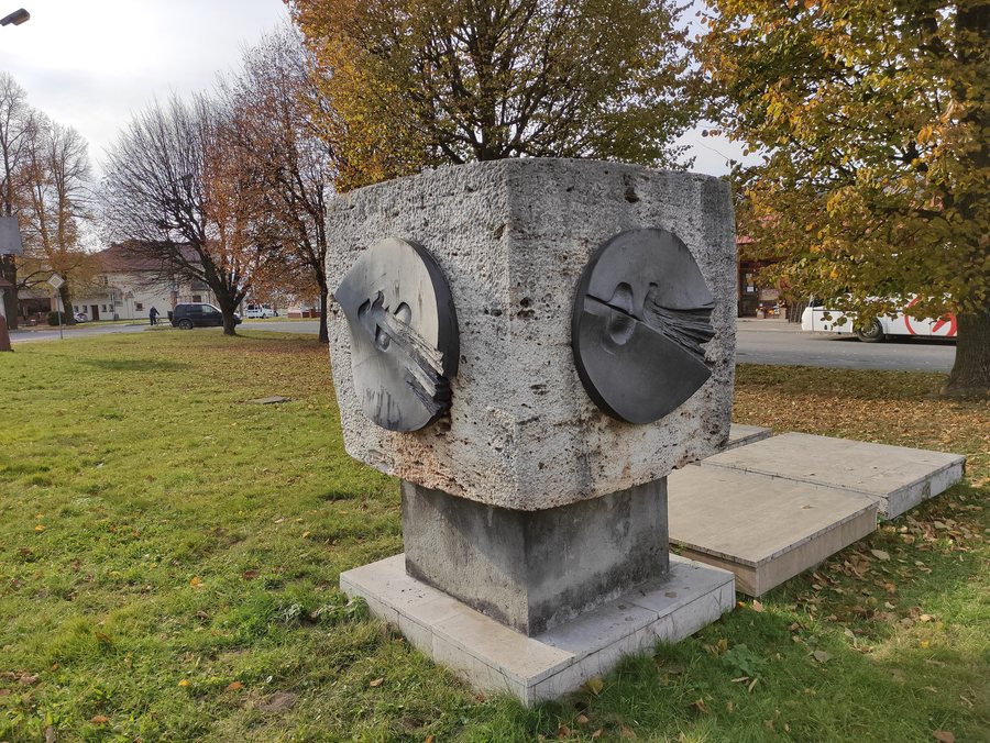File:Skulptura s kovovými reliéfy, Karel Fischer, Halenkov 2.jpg