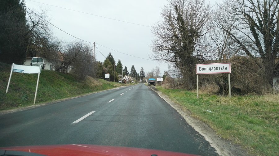 File:Bonnyapuszta falu eleje.jpg