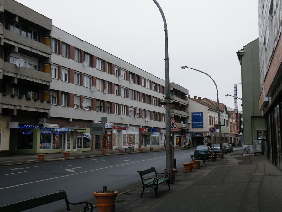 File:Balassagyarmat főutcájának szakasza.jpg