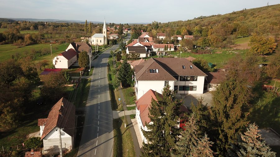 File:Pusztaszentlaszlo aerial 2017 03.jpg