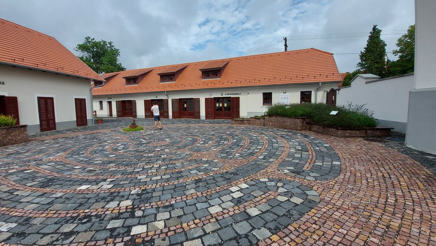 File:Országos Kéktúra pecsételőhely Bakonybél (Szent Mauriciusz Monostor) egyedi.jpg