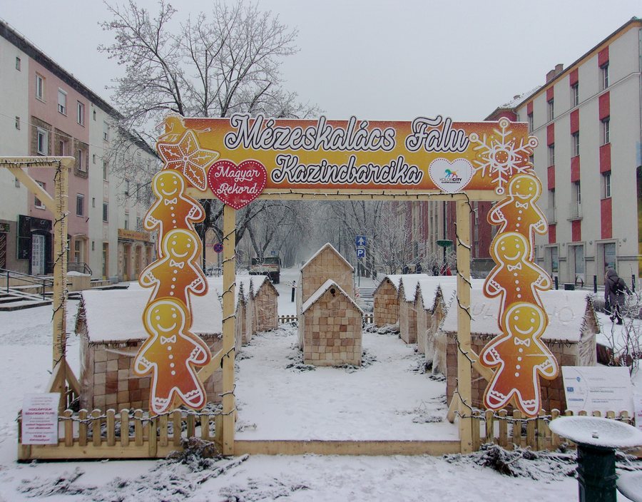 File:Mézeskalácsfalu - Kazincbarcika (2019) 1..JPG