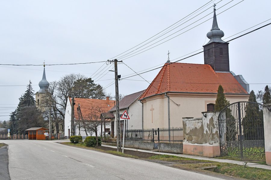 File:Tiszaug, főutca a templomokkal 2025 01.jpg