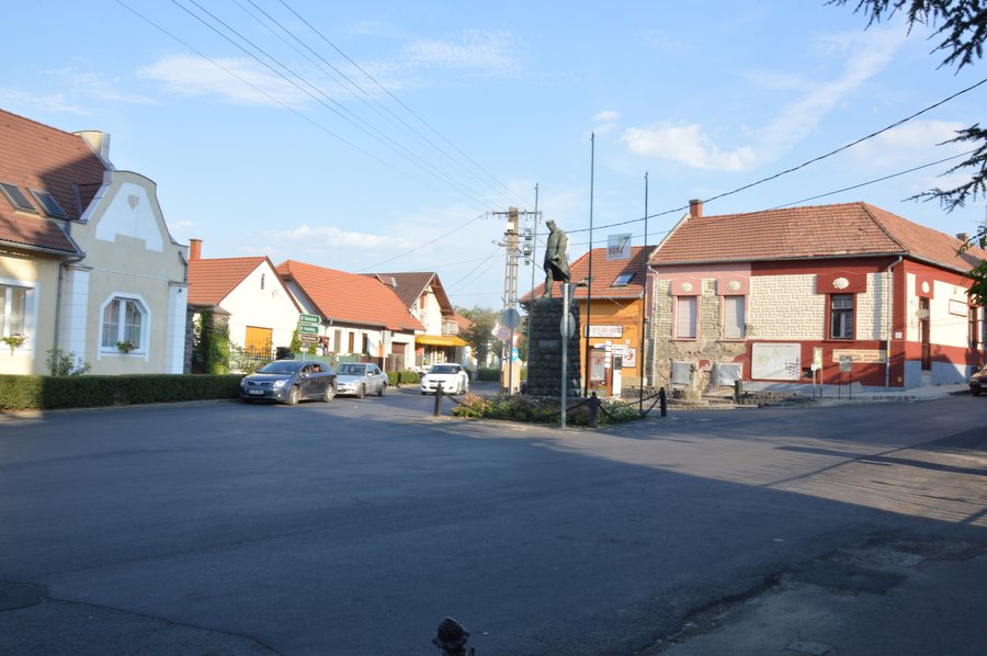 File:Badacsonytomaj - Hősök tere.jpg