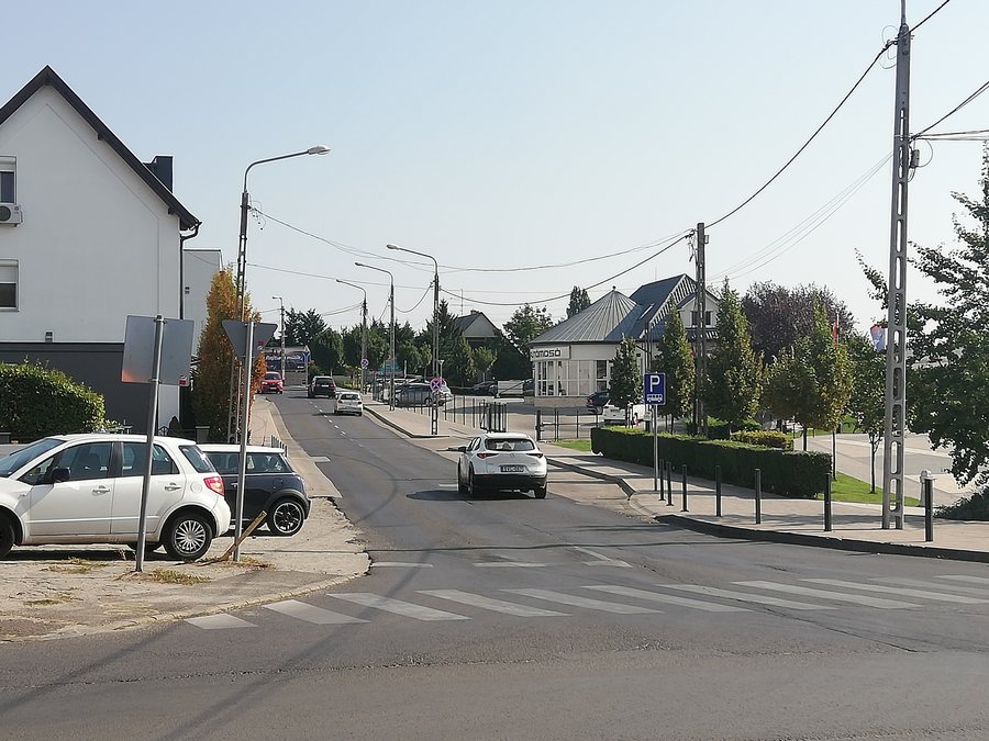 File:20240907 100831 3101 Kistarcsa központ.jpg