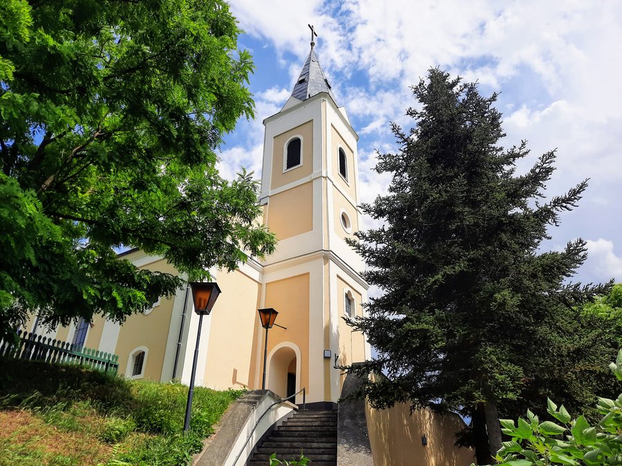 File:Majs, Borromei Szent Károly-templom.jpg