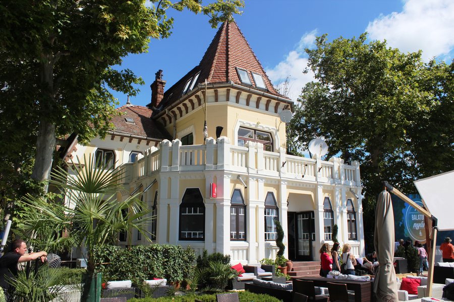 File:Port building in Révfülöp.JPG