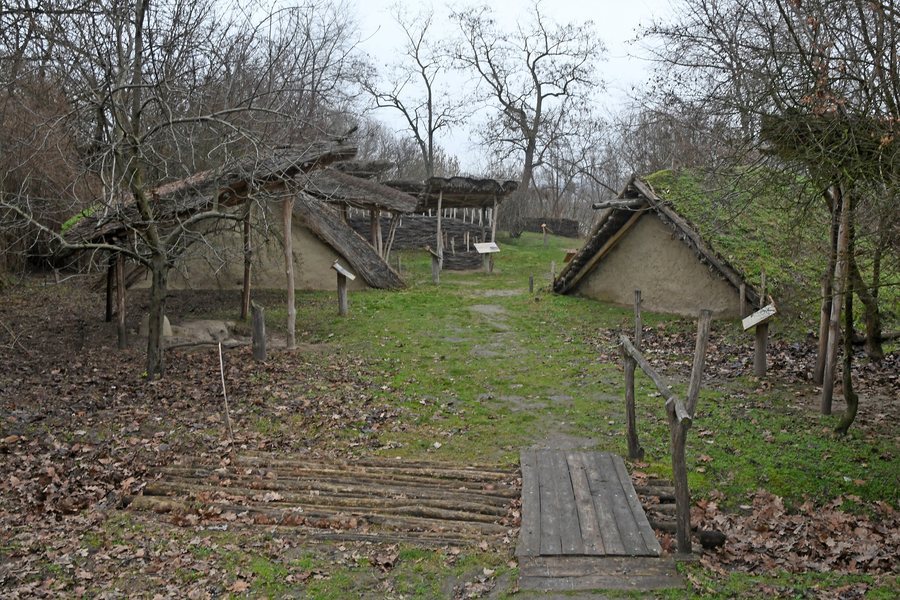 File:Tiszaalpár, Árpád-kori falurekonstrukció 2021 01.jpg