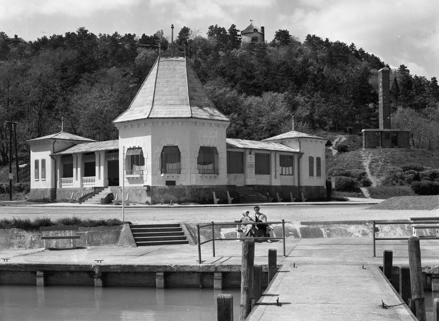 File:Tihany 1960, kikötő. Jobboldalt a Darányi emlékmű. Fortepan 2487.jpg