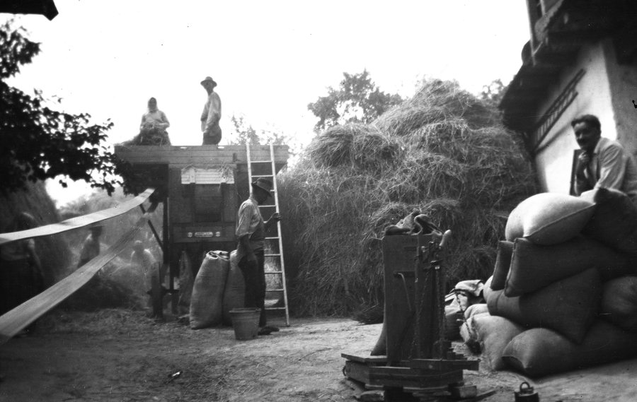 File:Threshing machine, scale, sack, 1936 Solymár Fortepan 44524.jpg