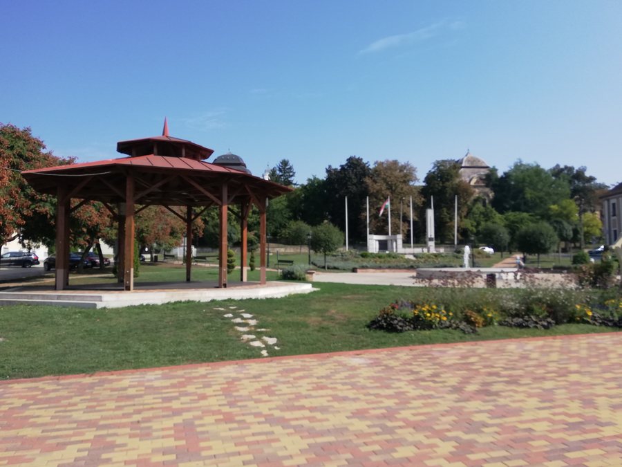 File:20240907 104907 Díszpark Aszód központjában.jpg