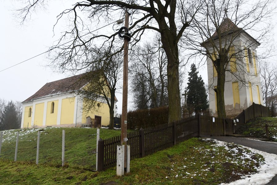 File:Kisecset, római katolikus templom és harangtorony 2021 01.jpg