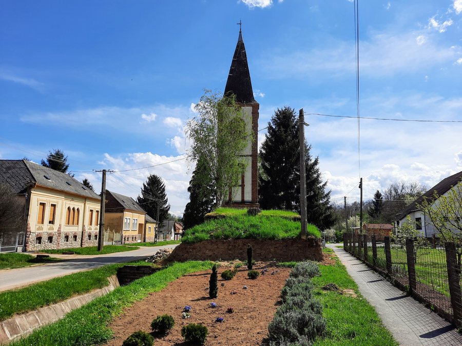 File:Regenye, park, harangláb.jpg