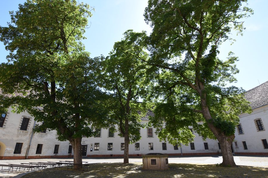 File:Sárvár Castle Innenhof.jpg
