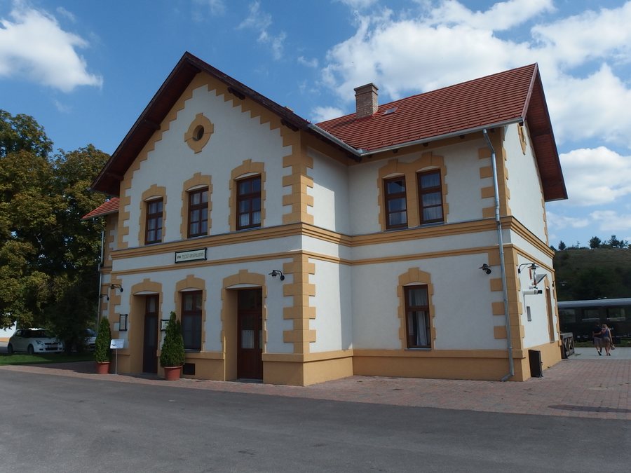 File:A felcsúti vasútállomás.JPG