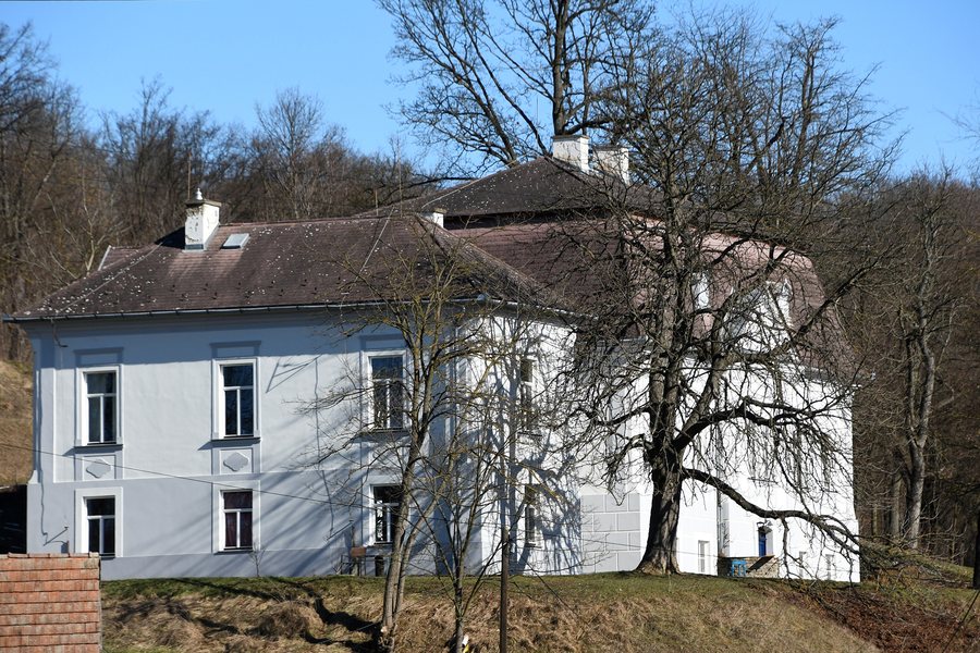 File:Legénd, Nyáry-kastély 2021 01.jpg