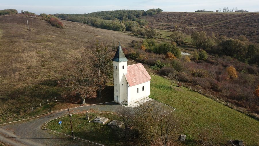 File:Őrangyalog chapel Szompácspuszta.jpg